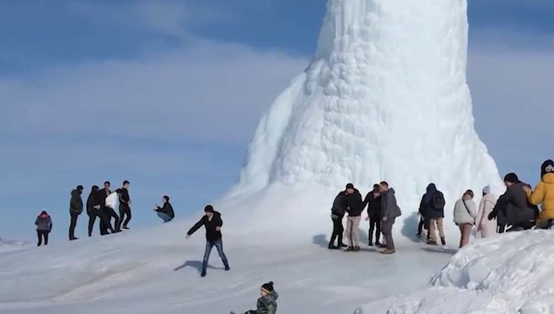 Un 'volcán de hielo' en Kazajistán atrae a decenas de turistas - Sputnik Mundo, 1920, 02.02.2021