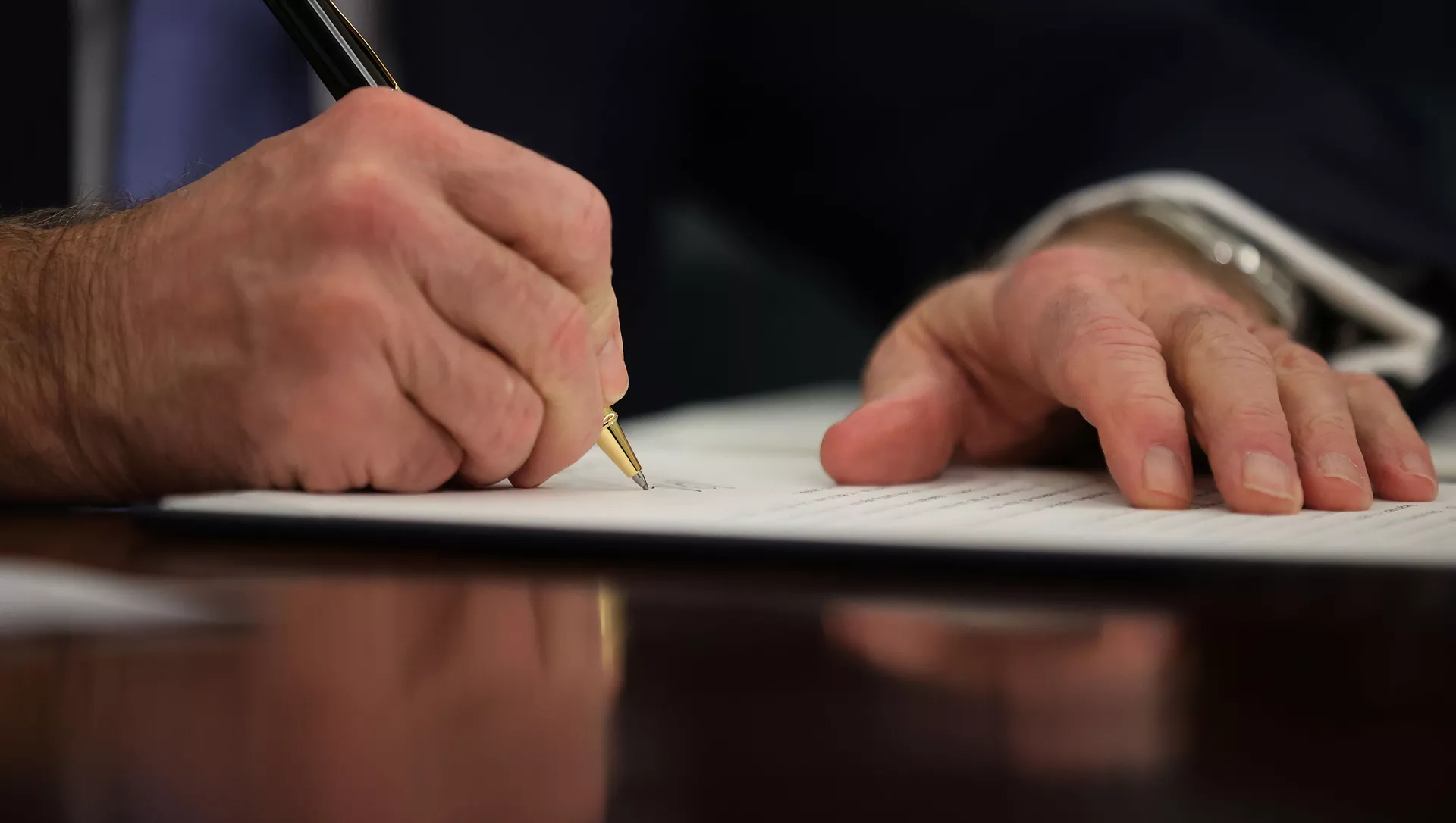 Joe Biden, el presidente de EEUU, firmando una órden ejecutiva