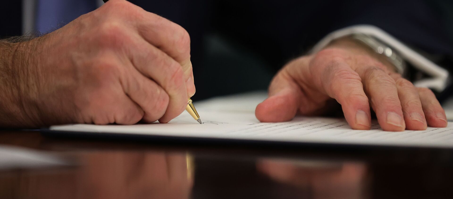 Joe Biden, el presidente de EEUU, firmando una órden ejecutiva - Sputnik Mundo, 1920, 03.02.2021