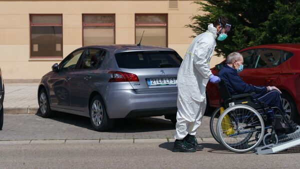 Imagen referencial de un sanitario transportando a un residente de una residencia de mayores - Sputnik Mundo