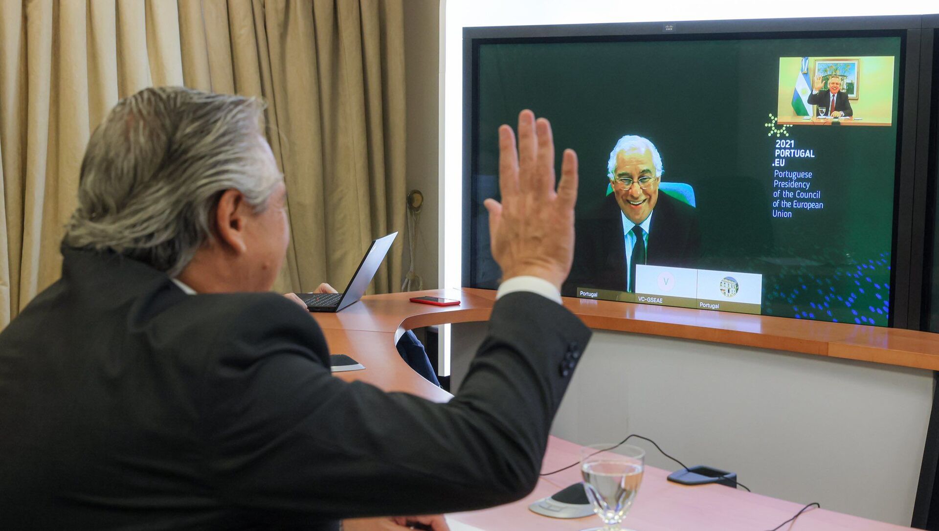 El presidente de Argentina, Alberto Fernández, y el primer ministro de Portugal, Antonio Costa El presidente de Argentina, Alberto Fernández, y el primer ministro de Portugal, Antonio Costa - Sputnik Mundo, 1920, 03.02.2021