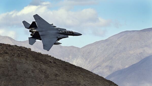 Un F-15E Strike Eagle (archivo) - Sputnik Mundo