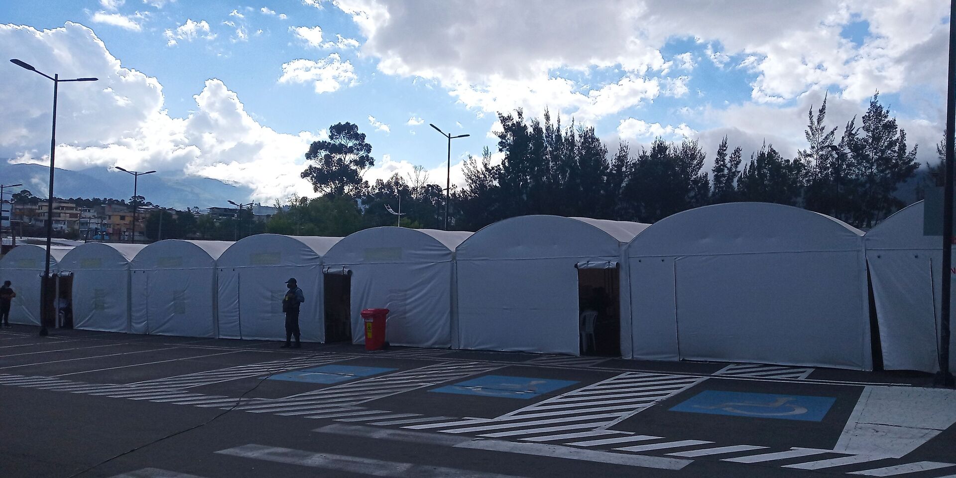 Carpas instaladas en la entrada del hospital del IESS para recibir a posibles infectados por COVID - Sputnik Mundo, 1920, 11.02.2021