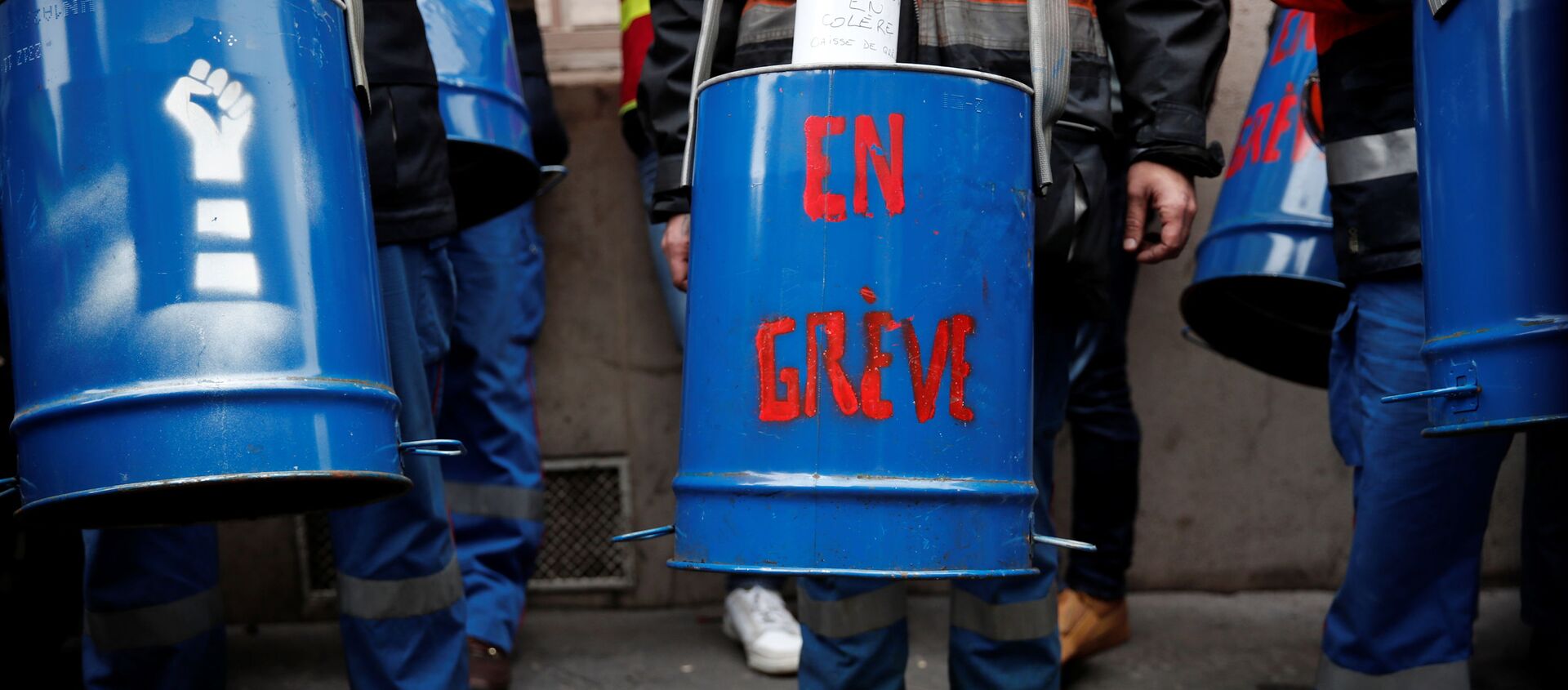 Unos trabajadores participan de una protesta contra los recortes de personal frente a la sede de Sanofi en París, durante un día nacional de huelgas y protestas contra los despidos y las políticas económicas y sociales del gobierno - Sputnik Mundo, 1920, 04.02.2021