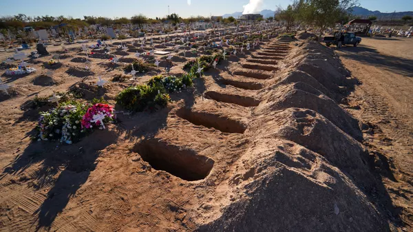Tumbas recién excavadas en un cementerio, en medio de la pandemia de la enfermedad del coronavirus - Sputnik Mundo