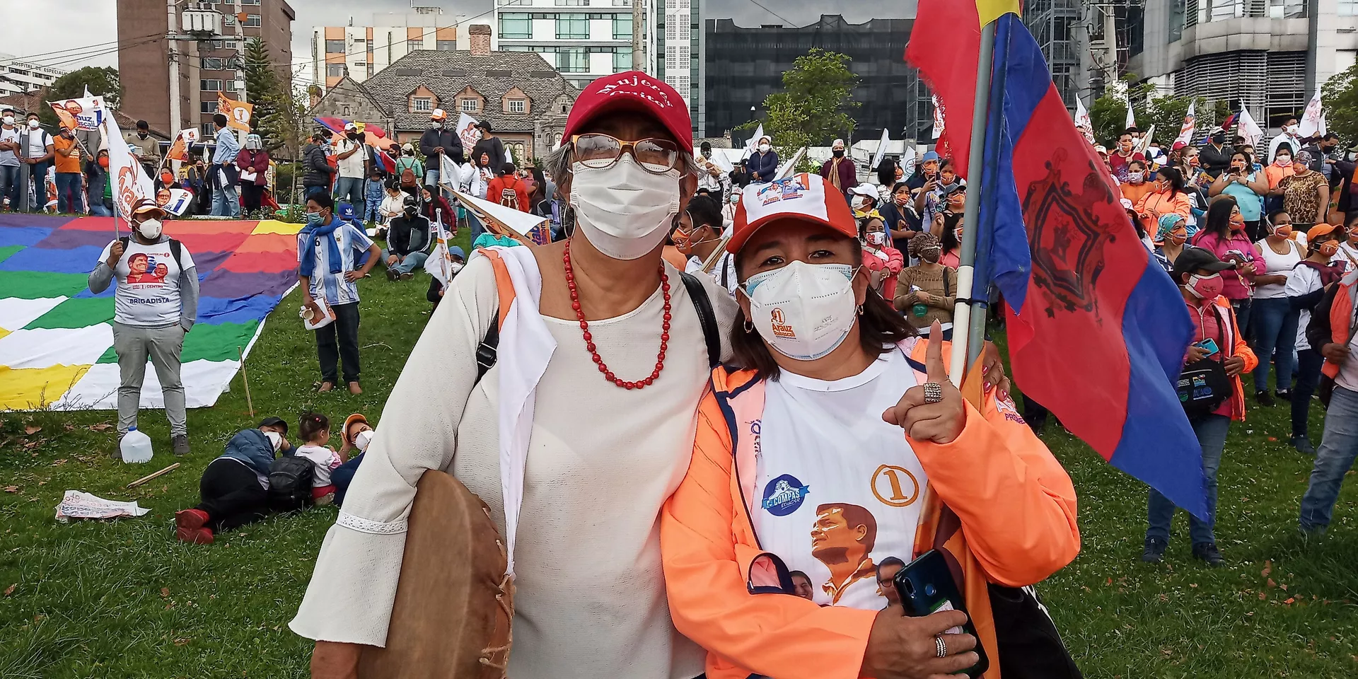 A la izquierda, Julia Almeida, en el acto de campaña de Arauz A la izquierda, Julia Almeida, en el acto de campaña de Arauz - Sputnik Mundo, 1920, 11.02.2021