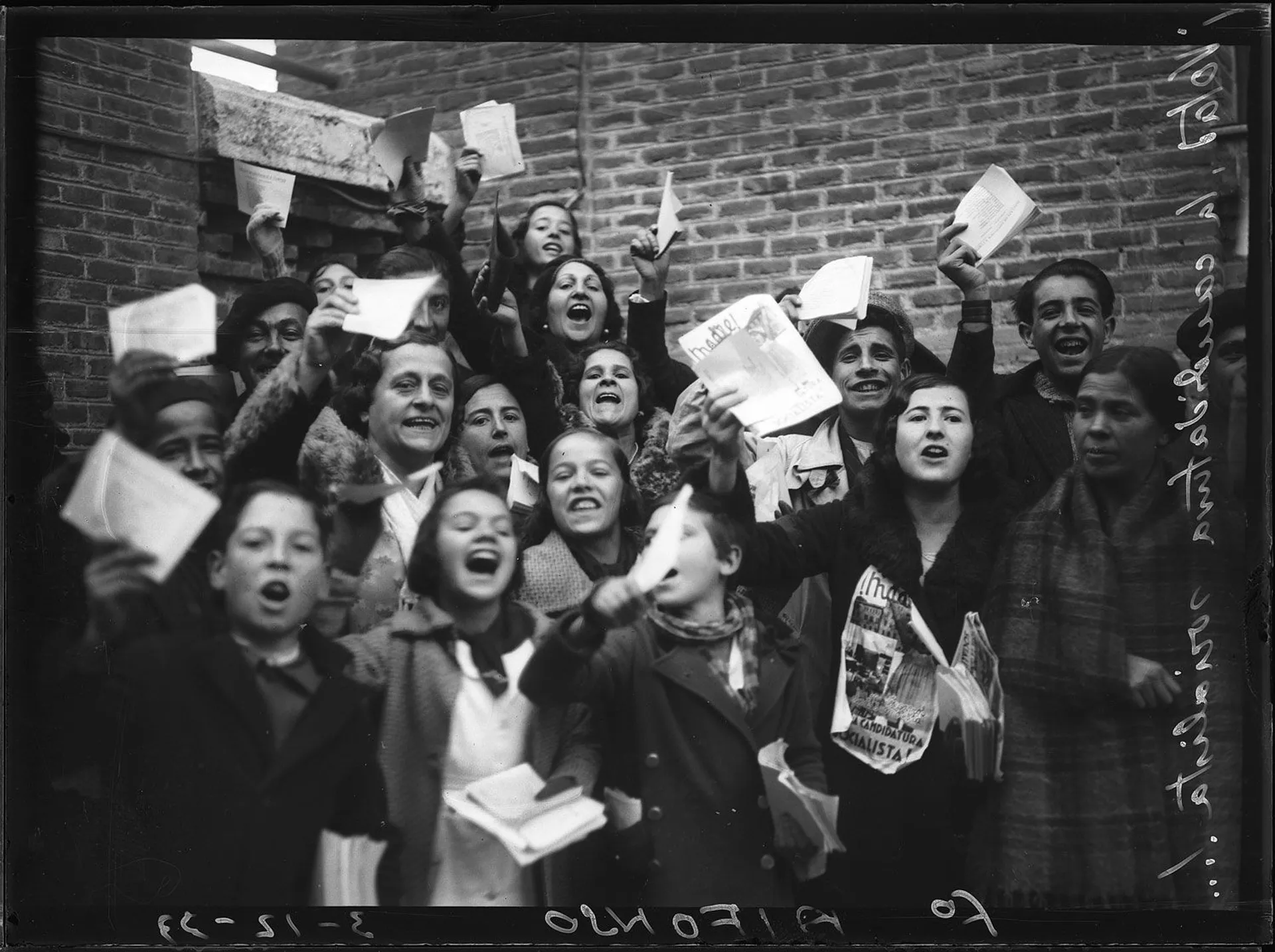 Grupo de mujeres festejando el reconocimiento del sufragio femenino en la II República de España Grupo de mujeres festejando el reconocimiento del sufragio femenino en la II República de España - Sputnik Mundo, 1920, 11.02.2021
