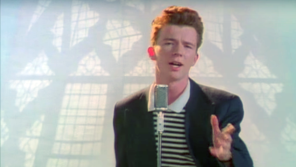 El vídeo musical 'Never Gonna Give You Up', captura de pantalla - Sputnik Mundo