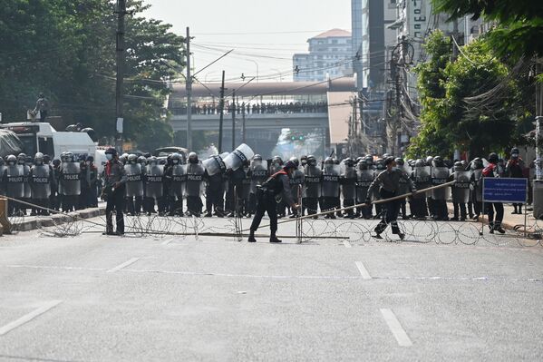 La Policía utilizó cañones de agua en la capital del país, Naipyidó, donde los manifestantes exigían la liberación de la consejera de Estado detenida, Aung San Suu Kyi. En la foto: agentes de Policía durante las protestas contra el golpe militar en Birmania en el centro de Rangún. - Sputnik Mundo