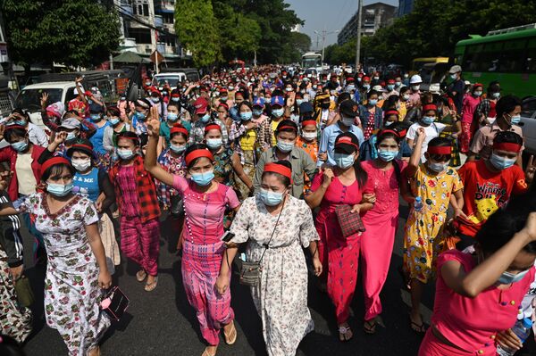 Los manifestantes se oponen a la llegada de los militares al poder y abogan por el regreso de un Gobierno civil. - Sputnik Mundo