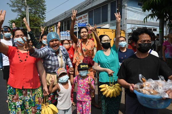 El 1 de febrero, se produjo un golpe militar en Birmania. El poder pasó al Comandante en Jefe de las Fuerzas Armadas, Min Aung Hlaing, y el vicepresidente, Myint Swe, fue nombrado presidente en funciones. En la foto: los manifestantes contra el golpe militar en Birmania en una calle de Rangún. - Sputnik Mundo