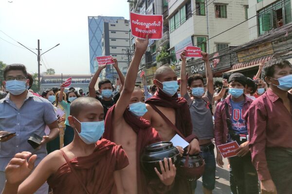 Los monjes budistas, que tienen gran autoridad entre la población local, se unieron a los manifestantes. - Sputnik Mundo