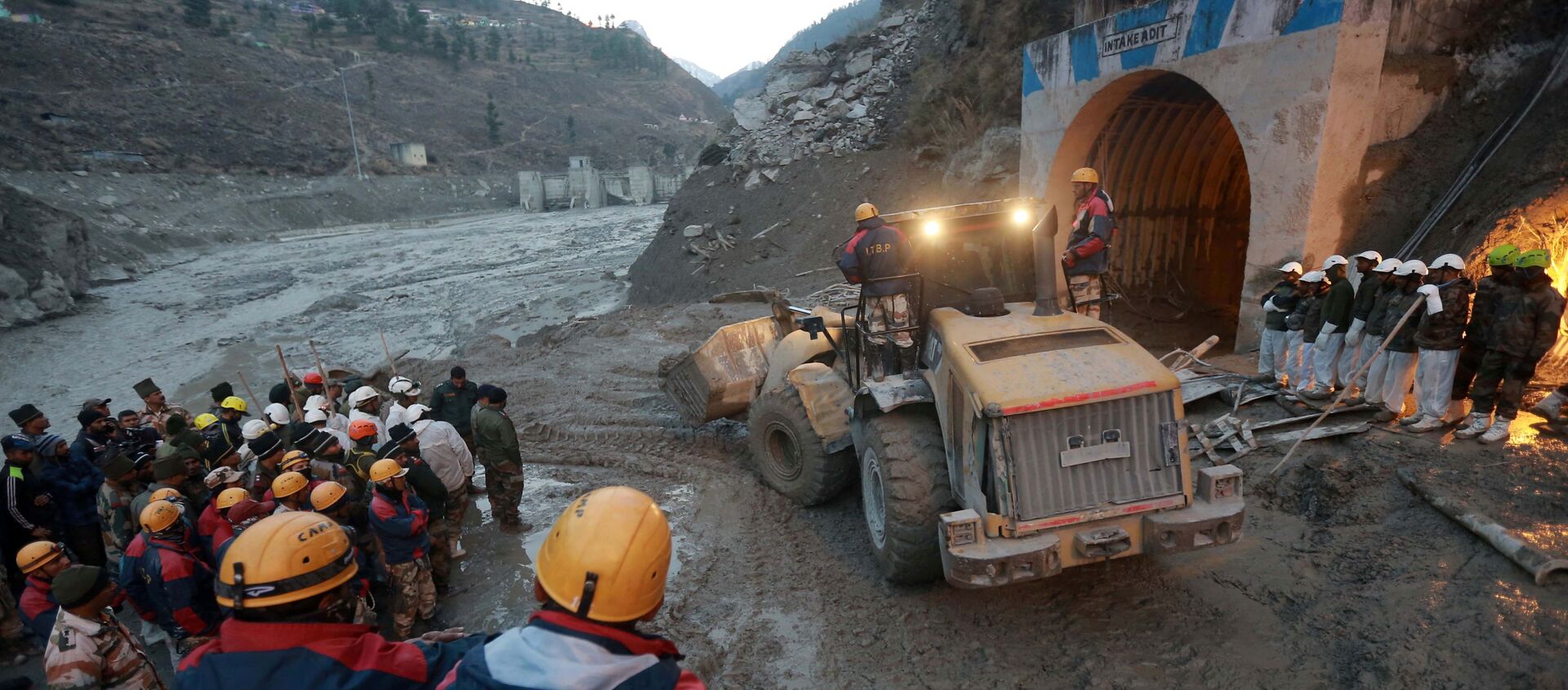 Técnica pesada elimina las consecuencias del desprendimiento de un glaciar en el Himalaya, 8 de febrero, estado de Uttarakhand, India. - Sputnik Mundo, 1920, 08.02.2021