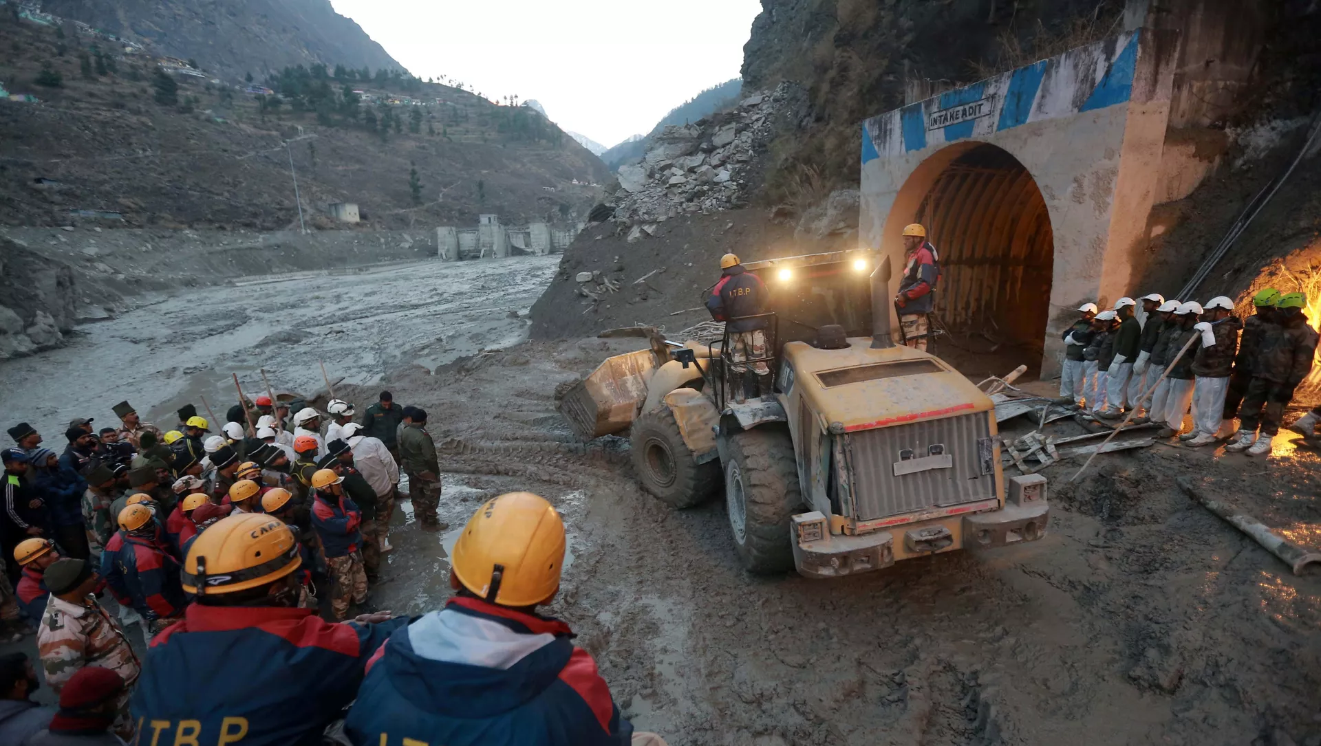 Técnica pesada elimina las consecuencias del desprendimiento de un glaciar en el Himalaya, 8 de febrero, estado de Uttarakhand, India.