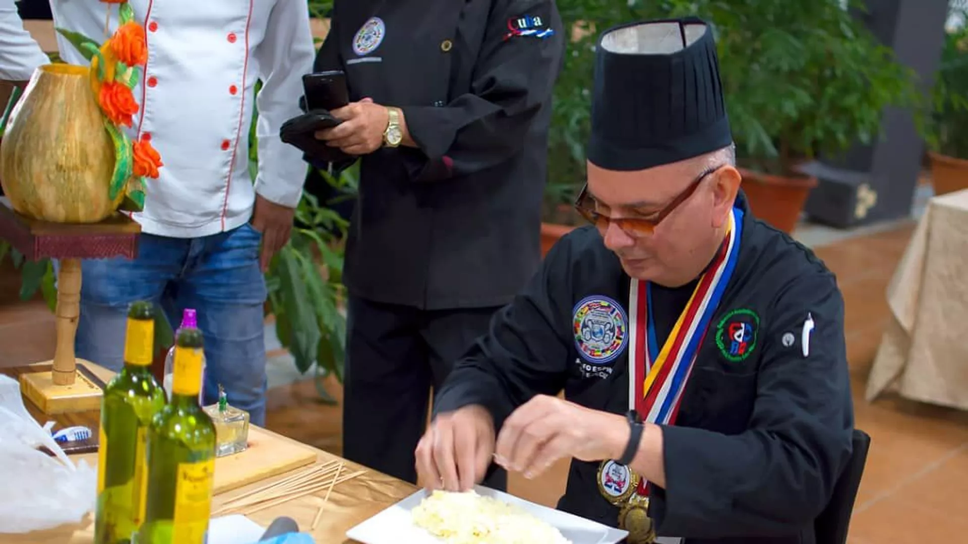 Chef Adolfo Espinosa Cobos durante la realización de un plato. Chef Adolfo Espinosa Cobos durante la realización de un plato. - Sputnik Mundo, 1920, 08.02.2021
