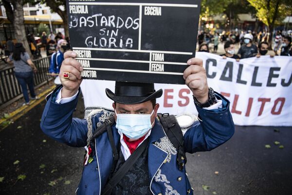 El Tribunal de Panguipulli se ha dado un plazo de cuatro meses para investigar el incidente. En la foto: un artista callejero en la protesta por la muerte de Francisco Martínez. - Sputnik Mundo