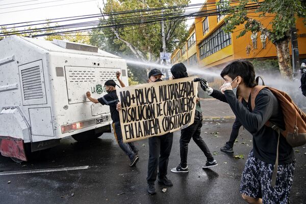 La localidad chilena de Panguipulli ha sido escenario de protestas y disturbios masivos luego de que un artista callejero muriese a raíz de los disparos de un carabinero porque se resistió a un control de identidad. La Policía utilizó cañones de agua para dispersar a la multitud. - Sputnik Mundo