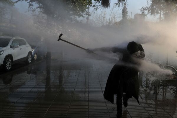 Los abogados defensores afirman que el uniformado actuó en legítima defensa. En la foto: la Policía dispersa a los manifestantes con cañones de agua. - Sputnik Mundo