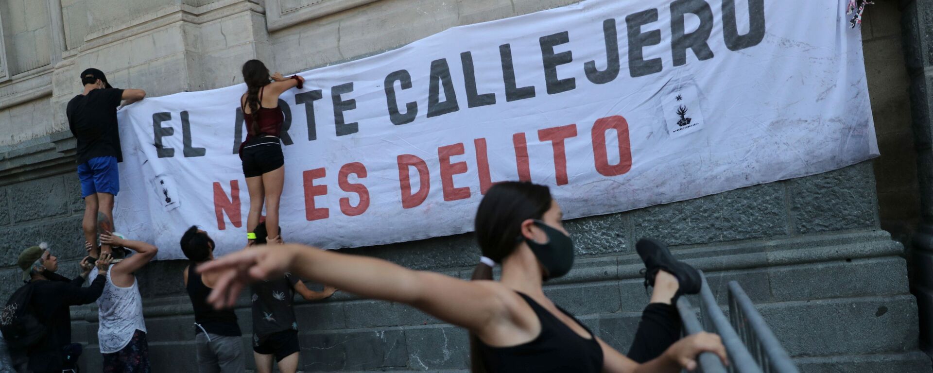 Street performers place a banner reading Street art isn't a crime while preparing to rally in Chile February 8, 2021 - Sputnik Mundo, 1920, 12.02.2021