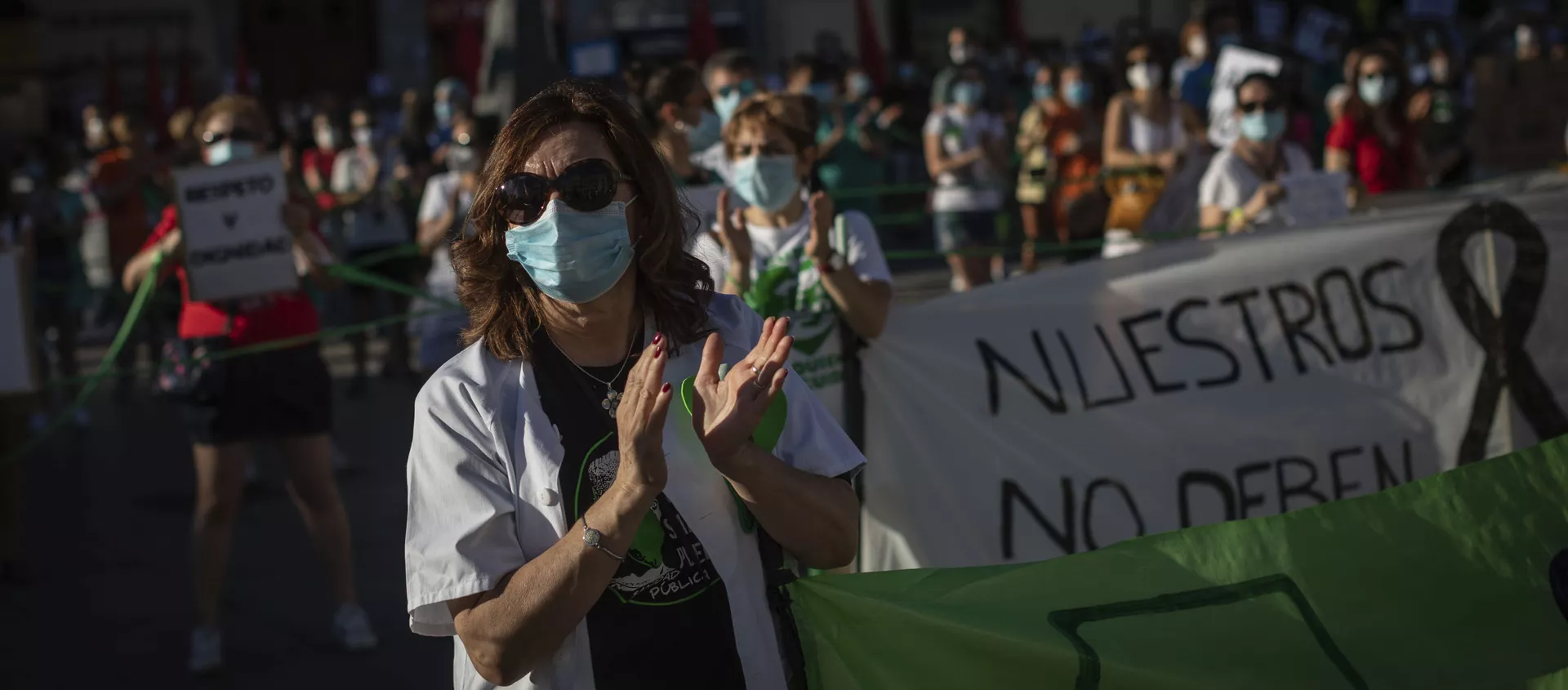 Los trabajadores sanitarios asisten a una manifestación para exigir la mejora del sistema de salud pública de España Los trabajadores sanitarios asisten a una manifestación para exigir la mejora del sistema de salud pública de España - Sputnik Mundo, 1920, 09.02.2021