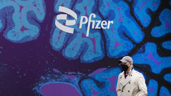 Un logo del laboratorio de Pfizer - Sputnik Mundo