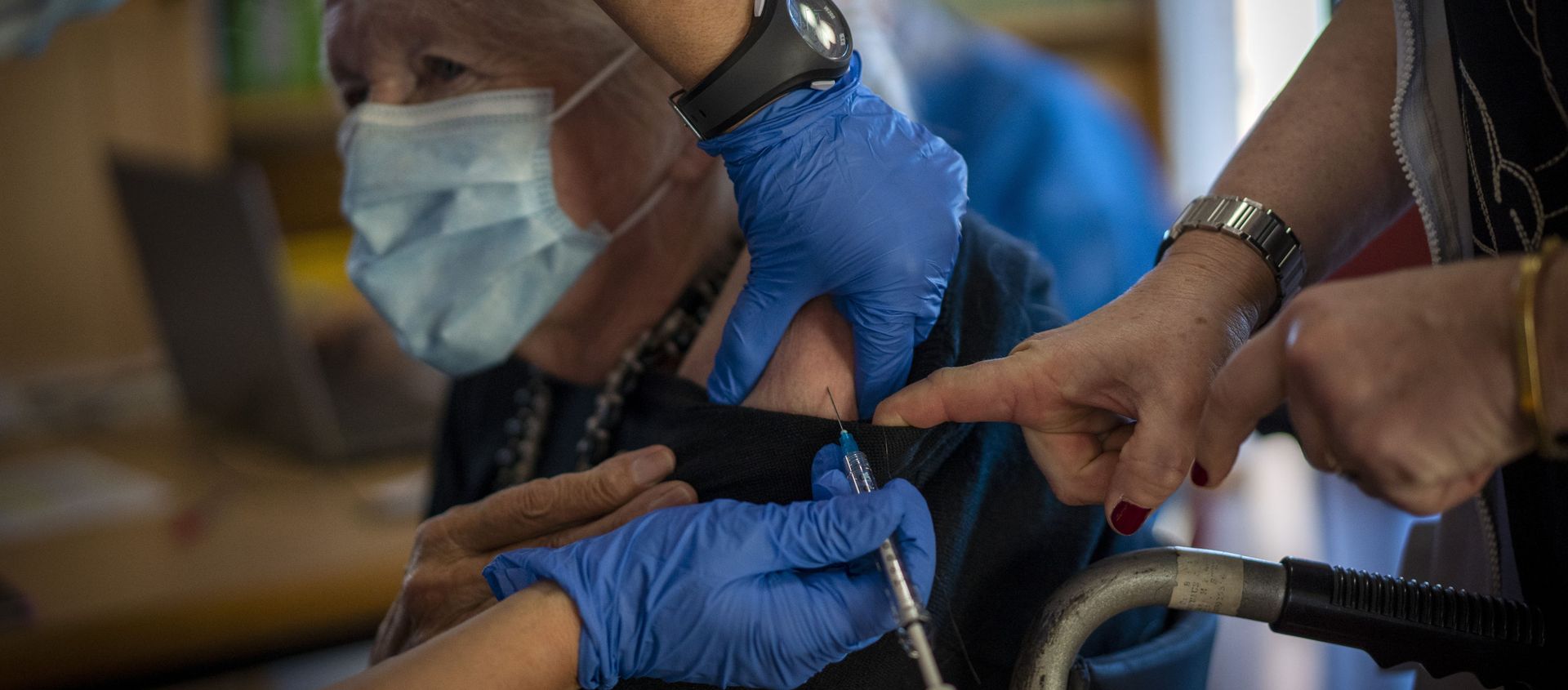 Una enfermera administra la vacuna contra el coronavirus a una anciana en Barcelona. España, 2 de febrero de 2021. Una enfermera administra la vacuna contra el coronavirus a una anciana en Barcelona. España, 2 de febrero de 2021. - Sputnik Mundo, 1920, 10.02.2021