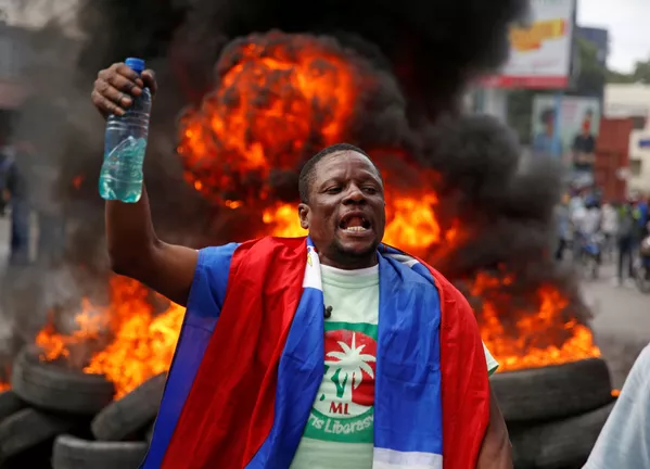 Un manifestante sostiene una botella con gasolina en medio de las protestas contra el Gobierno de Jovenel Moise, en enero de 2021. Un manifestante sostiene una botella con gasolina en medio de las protestas contra el Gobierno de Jovenel Moise, en enero de 2021. - Sputnik Mundo