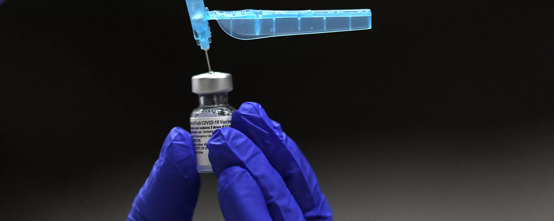 Un trabajador de la salud prepara una vacuna Pfizer-BioNTech contra el coronavirus durante una campaña de vacunación Un trabajador de la salud prepara una vacuna Pfizer-BioNTech contra el coronavirus durante una campaña de vacunación - Sputnik Mundo, 1920, 11.02.2021