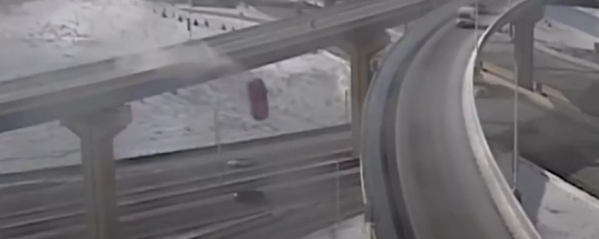 Una camioneta cae desde una altura de 20 metros a una carretera Una camioneta cae desde una altura de 20 metros a una carretera - Sputnik Mundo, 1920, 11.02.2021