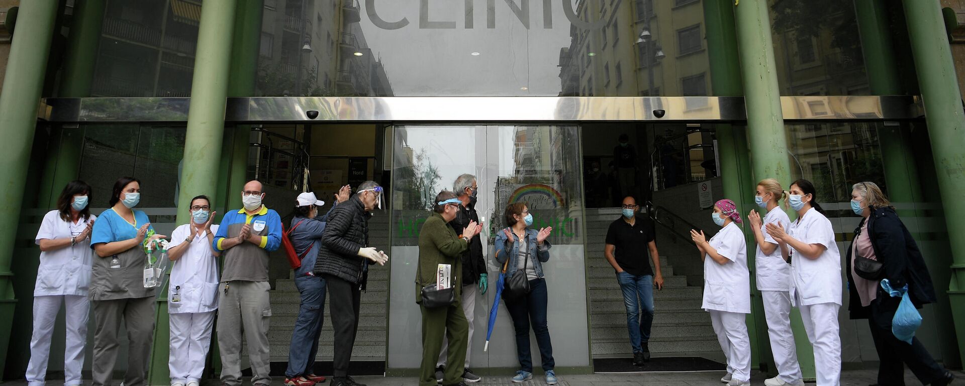 Un grupo de trabajadores sanitarios se reúnen en la entrada del Hospital Clínic de Barcelona para homenajear a los compañeros fallecidos a causa del nuevo coronavirus - Sputnik Mundo, 1920, 11.02.2021