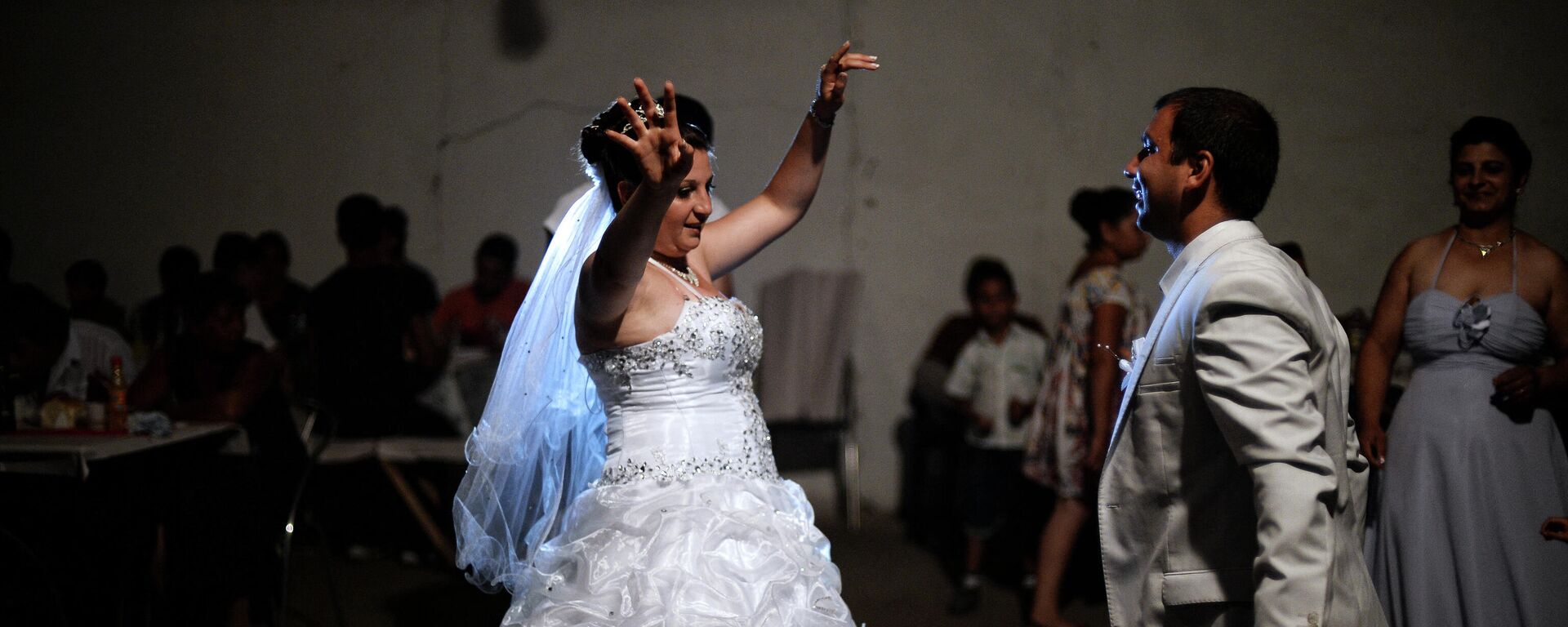 Una pareja romaní de recién casados ​​baila durante su fiesta de bodas en el pueblo de Dolni Tsibar en el río Danubio. - Sputnik Mundo, 1920, 11.02.2021