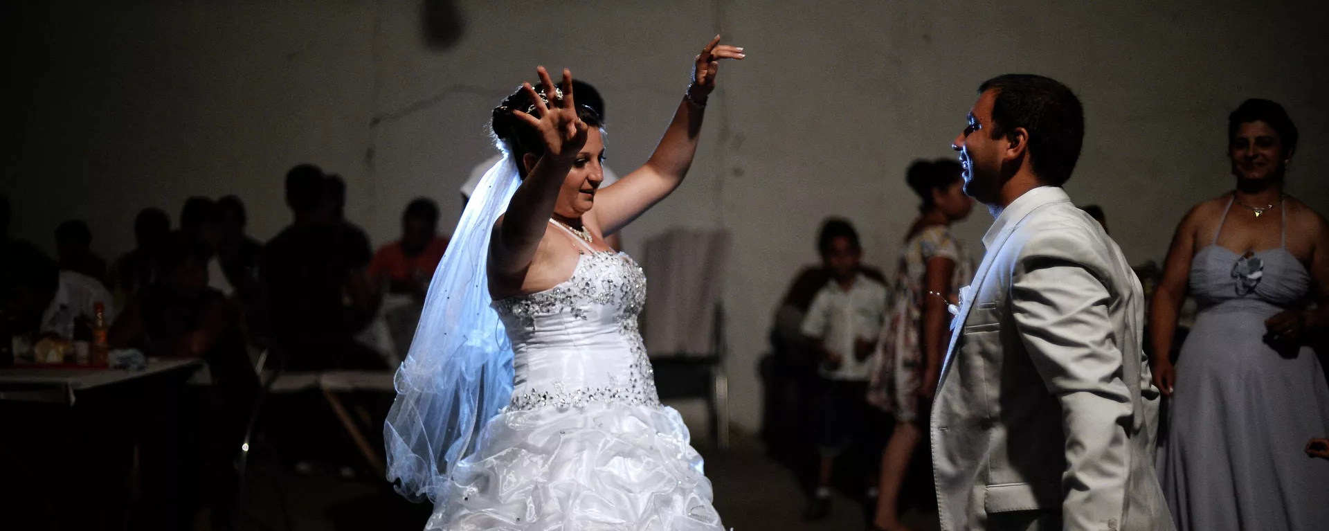 Una pareja romaní de recién casados baila durante su fiesta de bodas en el pueblo de Dolni Tsibar en el río Danubio. Una pareja romaní de recién casados baila durante su fiesta de bodas en el pueblo de Dolni Tsibar en el río Danubio. - Sputnik Mundo, 1920, 11.02.2021