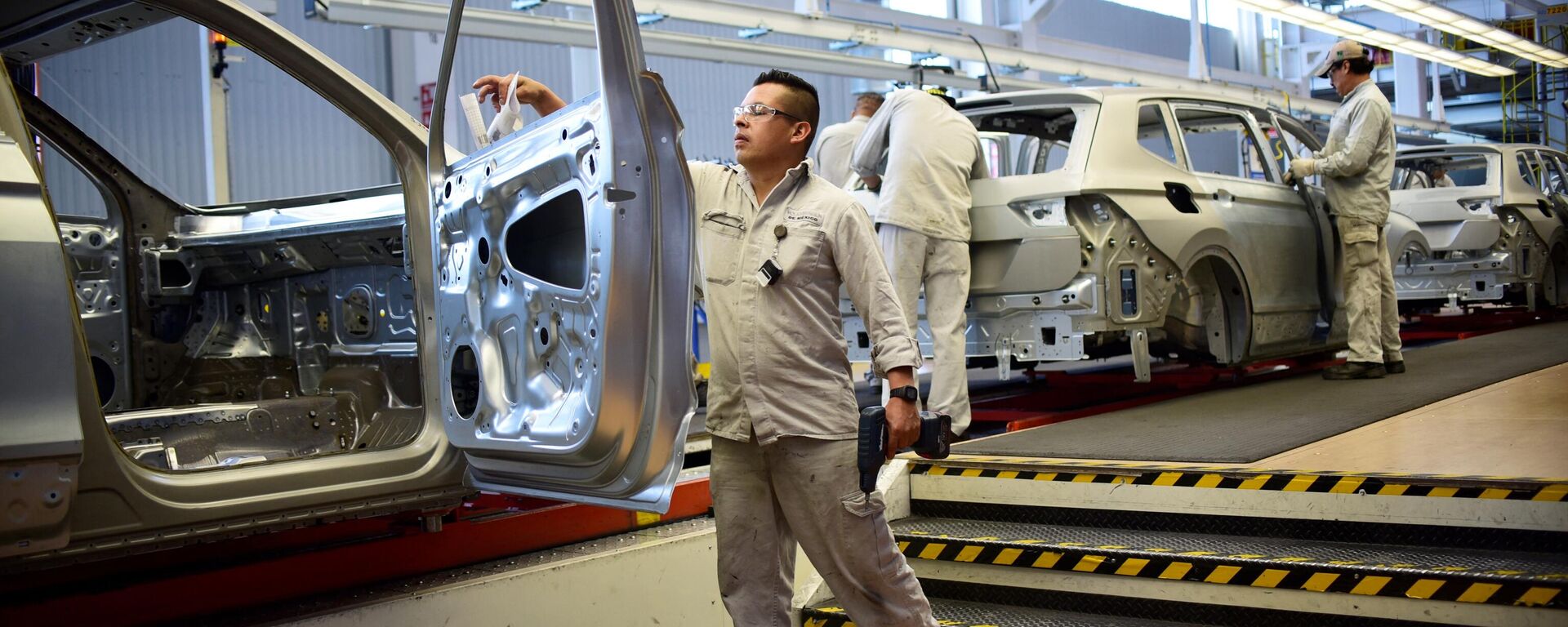 Trabajador de la planta de Volkswagen en Puebla, México - Sputnik Mundo, 1920, 19.02.2021