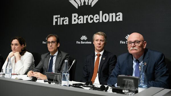 La alcaldesa de Barcelona Ada Colau, la presidenta del Consejo de Administración de Fira de Barcelona Pau Relat, el director general de la GSMA, Mats Granryd, y el director ejecutivo de la GSMA, John Hoffman, dan una conferencia de prensa en Barcelona el 13 de febrero de 2020. - Sputnik Mundo