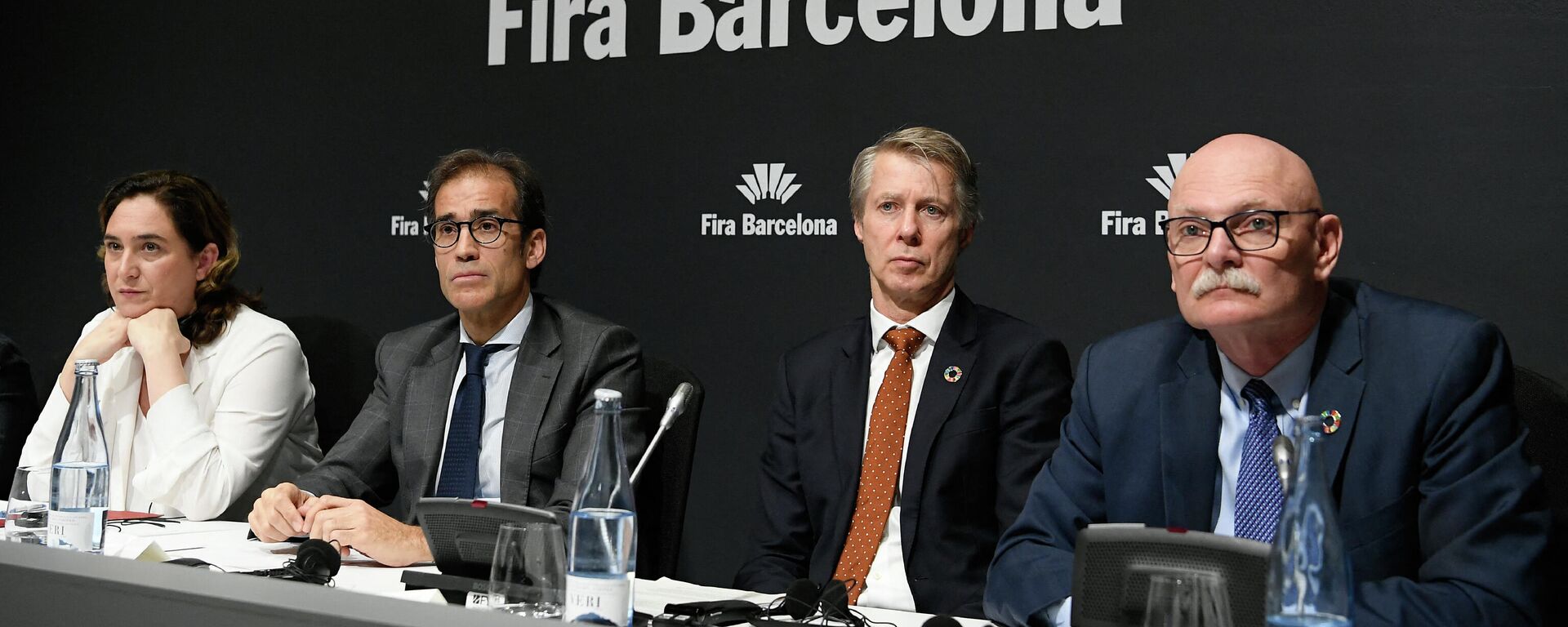 La alcaldesa de Barcelona Ada Colau, la presidenta del Consejo de Administración de Fira de Barcelona Pau Relat, el director general de la GSMA, Mats Granryd, y el director ejecutivo de la GSMA, John Hoffman, dan una conferencia de prensa en Barcelona el 13 de febrero de 2020. - Sputnik Mundo, 1920, 12.02.2021