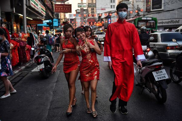 La celebración dura tradicionalmente unas dos semanas. Algunos países asiáticos celebran el Año Nuevo lunar para atraer a más turistas, aunque no es su fiesta tradicional, como es el caso de Tailandia. Este año, la Administración de Bangkok canceló la tradicional celebración de Año Nuevo lunar debido a un número de turistas significativamente menor de lo habitual debido a la pandemia. En la foto: un barrio chino de Bangkok en vísperas del Año Nuevo lunar. - Sputnik Mundo