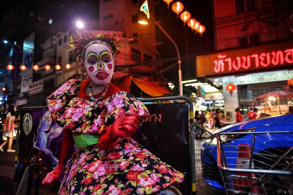 El Año Nuevo lunar ha sido durante mucho tiempo la fiesta principal y más duradera en China y varios otros países de Asia Oriental. En algunos de ellos, se celebra solo en los barrios chinos.En la foto: una bailarina en un barrio chino de Bangkok en vísperas del Año Nuevo lunar. - Sputnik Mundo