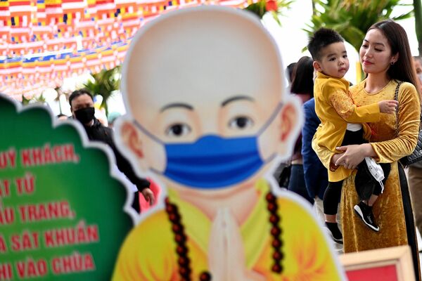 Una mujer y su hijo en la pagoda de Tran Quoc en Hanoi, Vietnam. - Sputnik Mundo