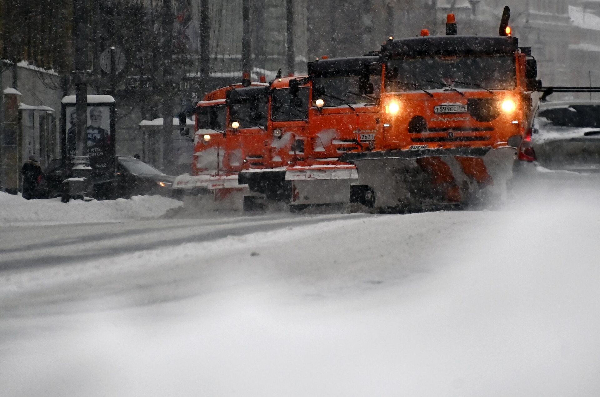 Equipo quitanieves en el centro de Moscú.  - Sputnik Mundo, 1920, 13.02.2021