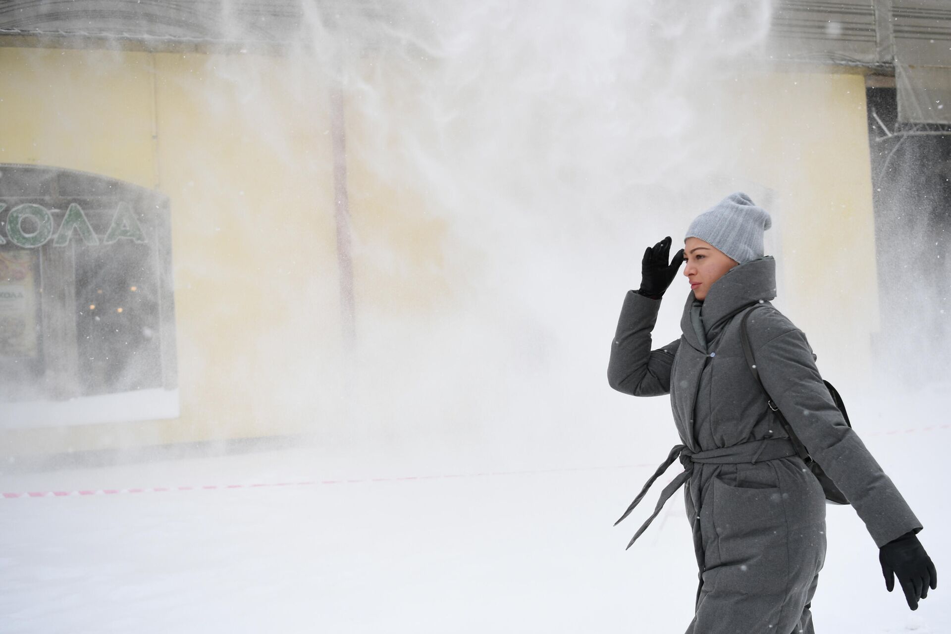 Una mujer en la calle Nikólskaya en Moscú. - Sputnik Mundo, 1920, 13.02.2021