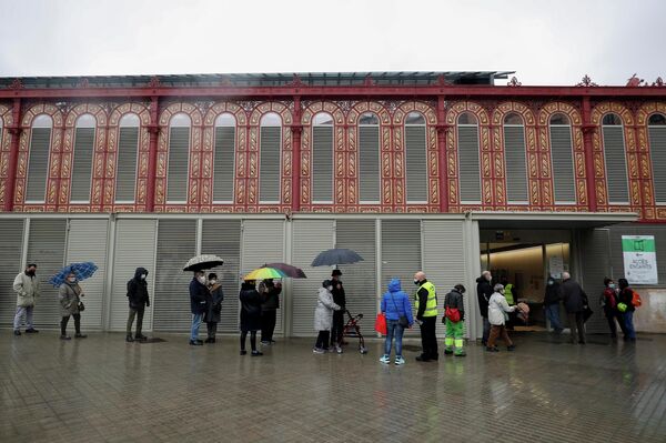 Los catalanes haciendo cola para votar en las elecciones parlamentarias en Barcelona, el 14 de febrero - Sputnik Mundo