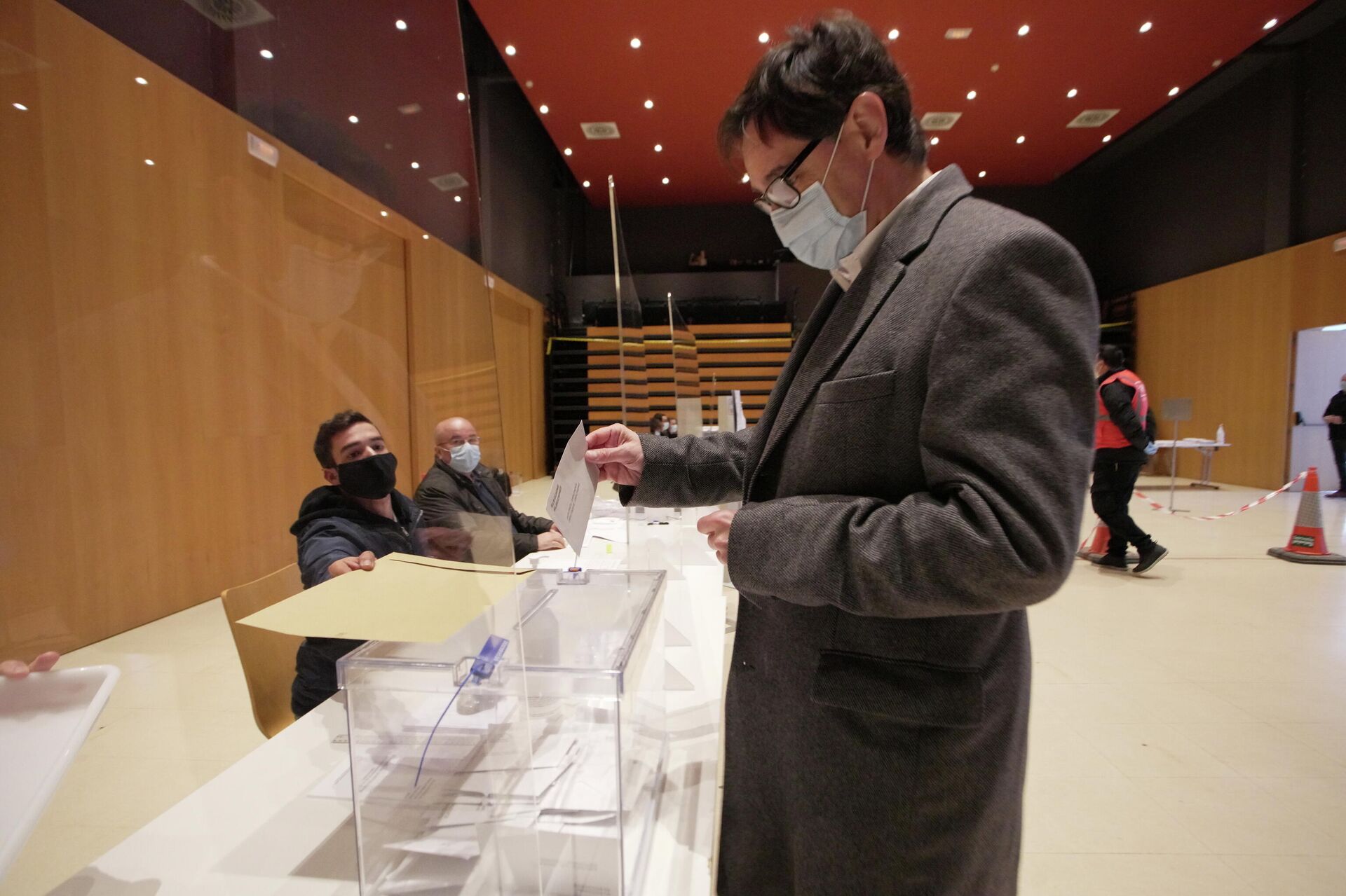 El candidato del Partido Socialista Catalán, Salvador Illa, depositando su voto - Sputnik Mundo, 1920, 14.02.2021
