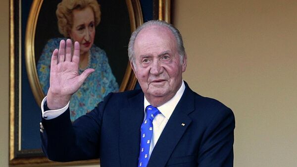 En esta fotografía de archivo del domingo 2 de junio de 2019, el rey emérito de España, Juan Carlos I, saluda durante una corrida de toros en la plaza de toros de Aranjuez, Madrid, España. - Sputnik Mundo