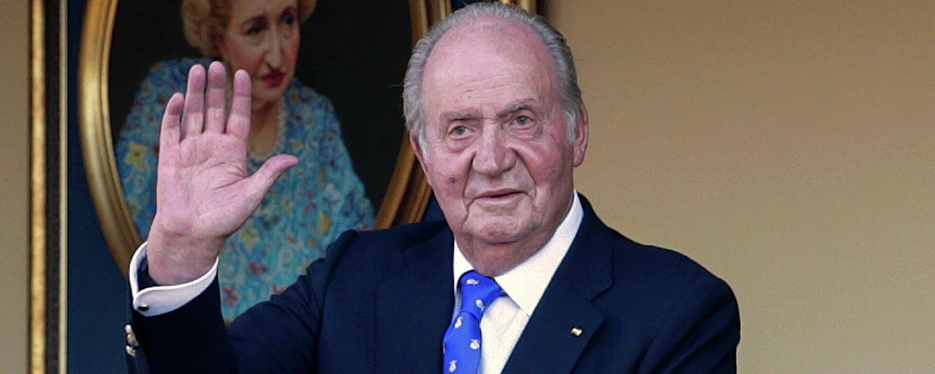 En esta fotografía de archivo del domingo 2 de junio de 2019, el rey emérito de España, Juan Carlos I, saluda durante una corrida de toros en la plaza de toros de Aranjuez, Madrid, España. - Sputnik Mundo, 1920, 03.09.2021