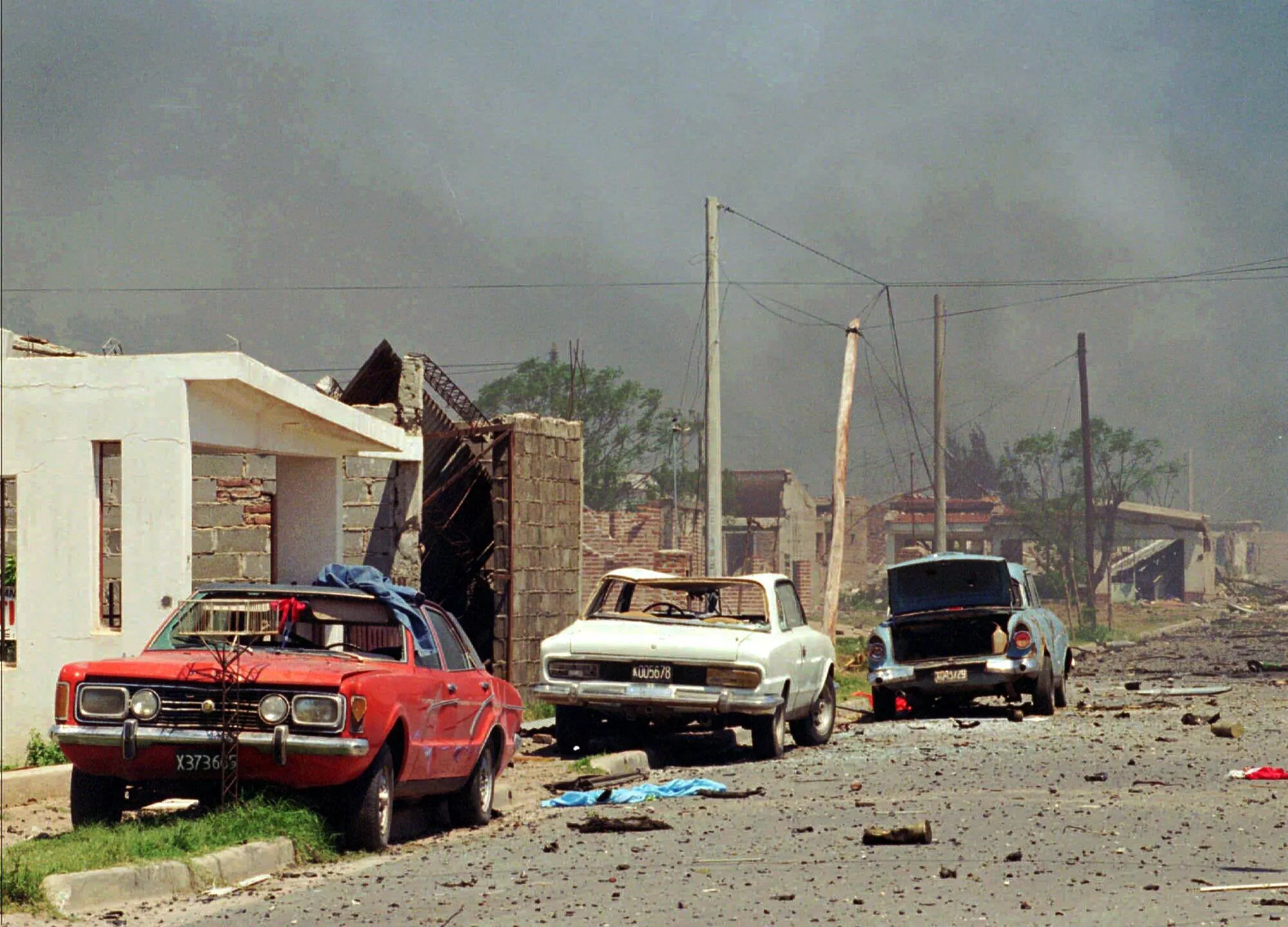 Vehículos destrozados en la ciudad argentina de Río Tercero tras las explosiones del 3 de noviembre de 1995 Vehículos destrozados en la ciudad argentina de Río Tercero tras las explosiones del 3 de noviembre de 1995 - Sputnik Mundo, 1920, 15.02.2021