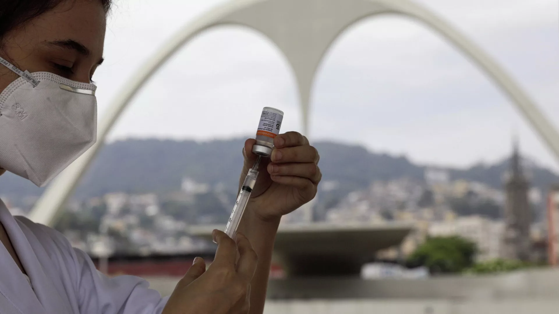 Enfermera con una vacuna contra COVID-19 en Río de Janeiro, Brasil