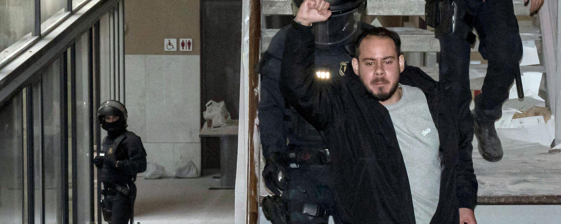 Rapero catalán, Pablo Hasél, tras ser detenido en la Universidad de Lleida - Sputnik Mundo, 1920, 16.02.2021