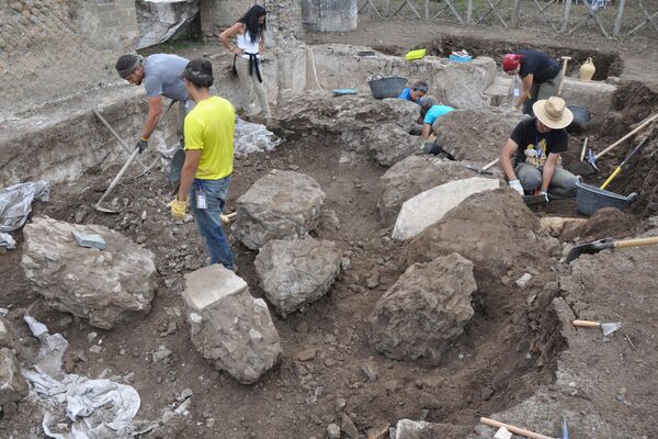 Proceso de excavación del triclinio acuático - Sputnik Mundo