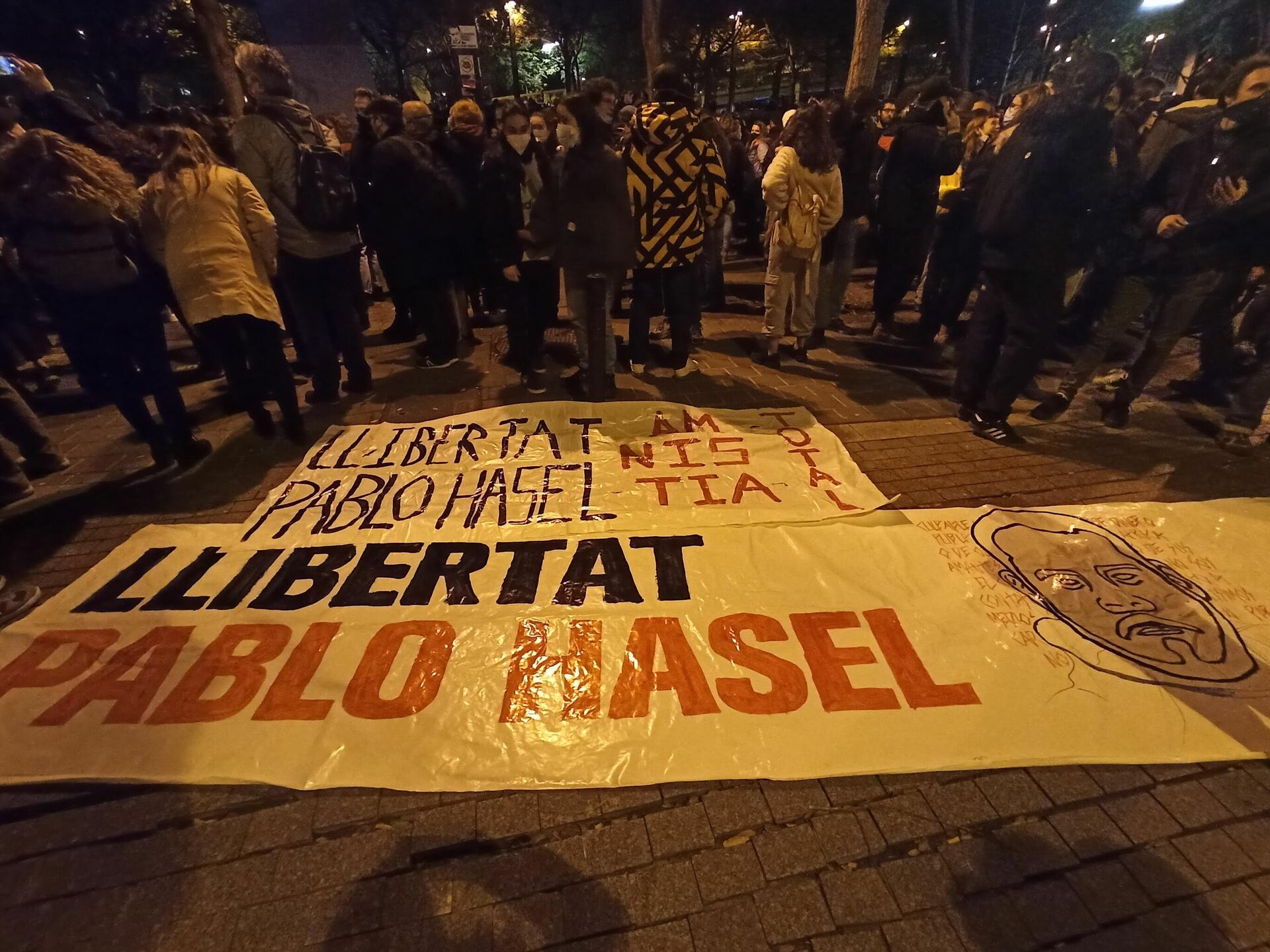Pancarta pidiendo la libertad de Pablo Hasél - Sputnik Mundo, 1920, 16.02.2021