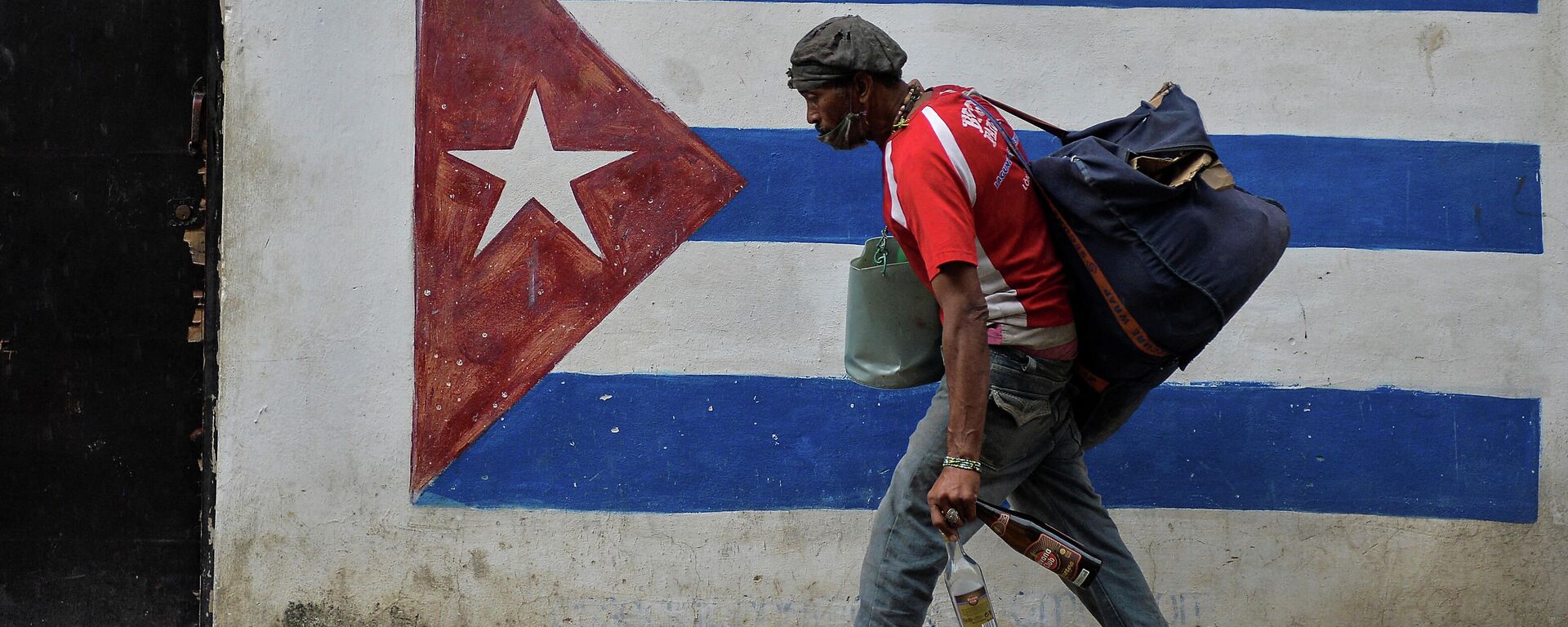 Un hombre caminando en La Habana, Cuba - Sputnik Mundo, 1920, 20.12.2023